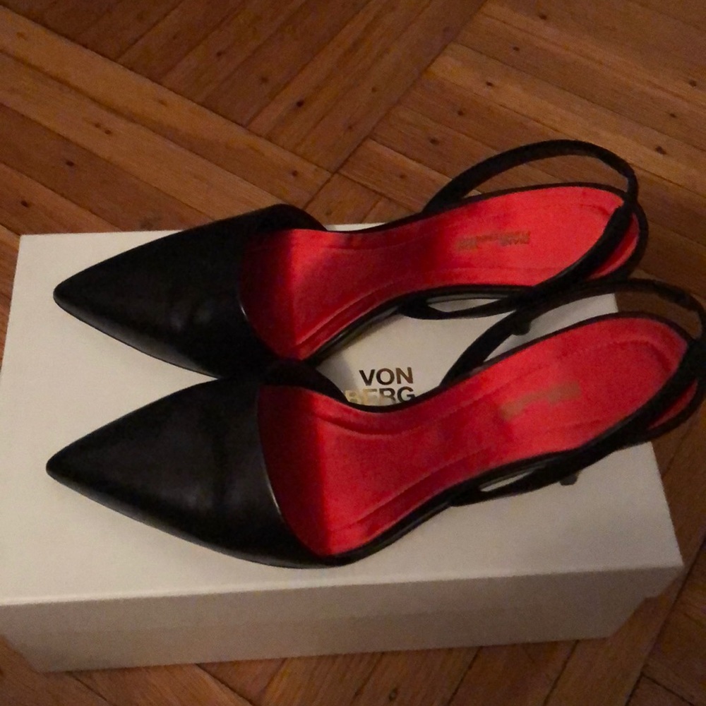 Diane Von Furstenberg black slingback pump